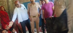 घटना की जांच करती पुलिस 